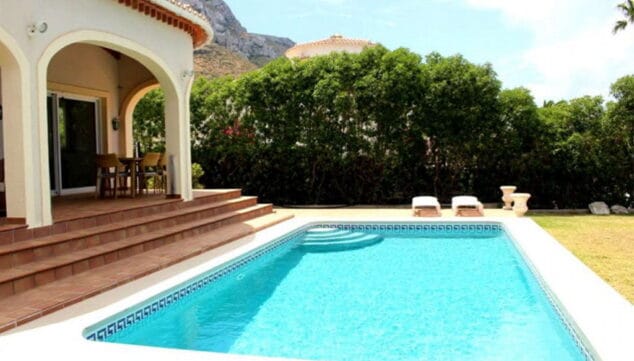 chalet con piscina venta denia