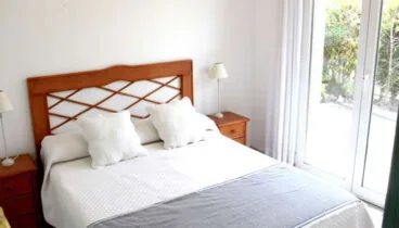 Uno de los cuatro dormitorios de un chalet en venta – Stirling Ackroyd Spain