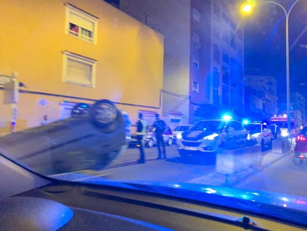 coche volcado en la avenida alicante