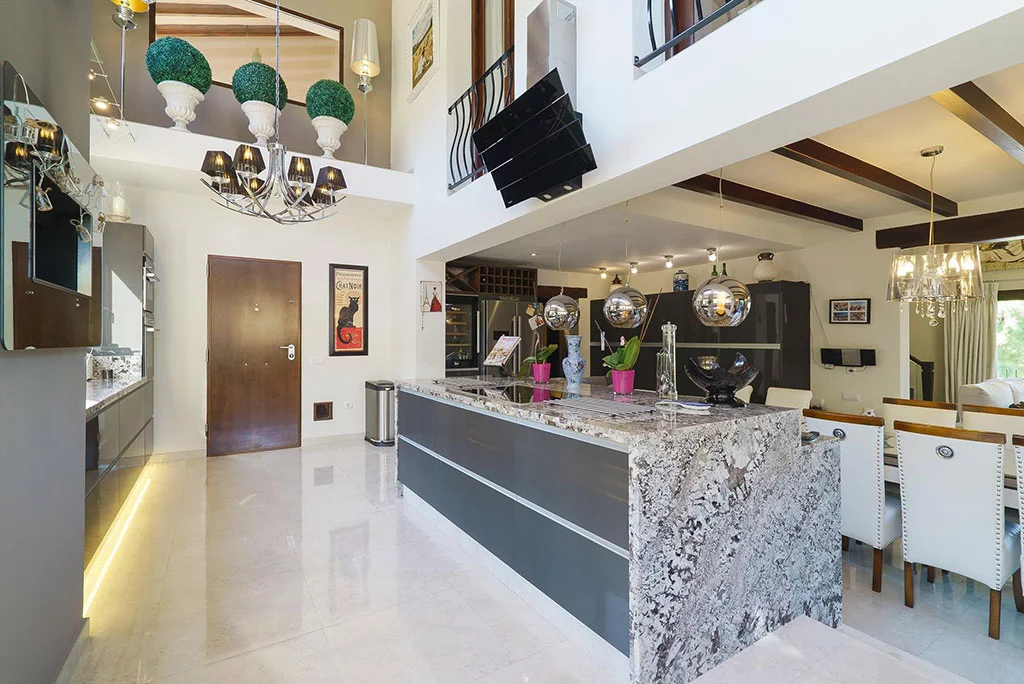 Cocina abierta en casa de lujo para alquilar – Aguila Rent a Villa