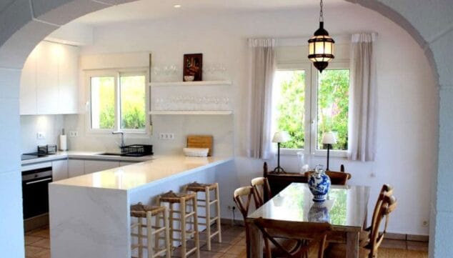 cocina abierta en chalet en venta denia