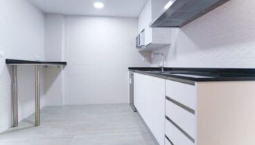 cocina-despues-reforma-apartamento-bellreguard-macamon