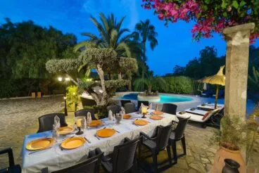 Comedor exterior en una casa en alquiler vacacional cerca de Dénia – Aguila Rent a Villa