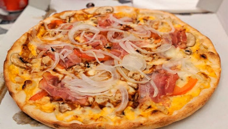 Delicious pizza in Dénia - Taormina