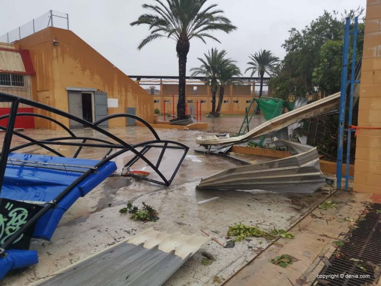 Destrozos ocasionados por el tornado en la zona del Polideportivo