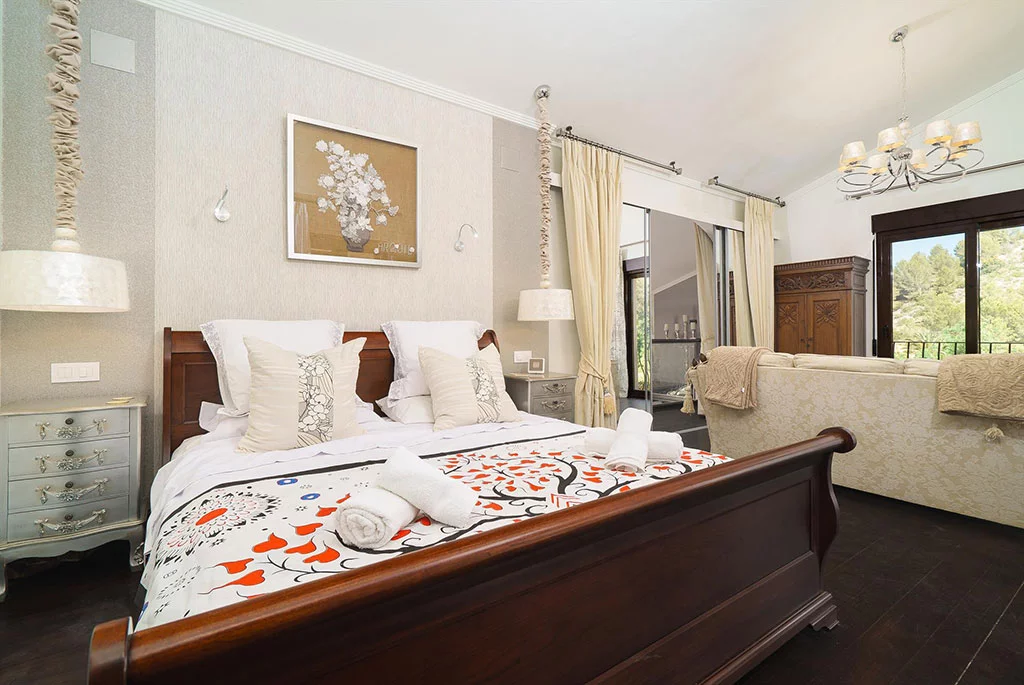 Dormitorio de lujo en casa de alquiler – Aguila Rent a Villa