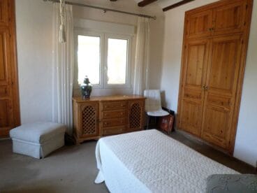 Habitación de estilo rústico en chalet en venta en el Montgó – Promociones Denia, S.L.
