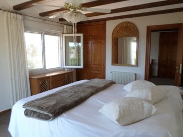 Dormitorio principal de estilo rústico en un chalet en venta en el Montgó – Promociones Denia, S.L.