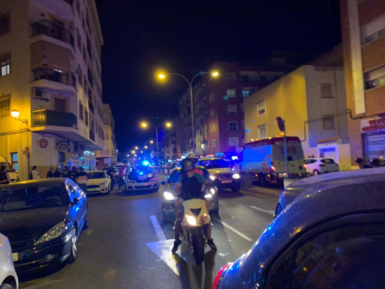 Efectivos de emergencias se desplazan al lugar del accidente