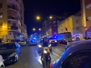 Efectivos de emergencias se desplazan al lugar del accidente