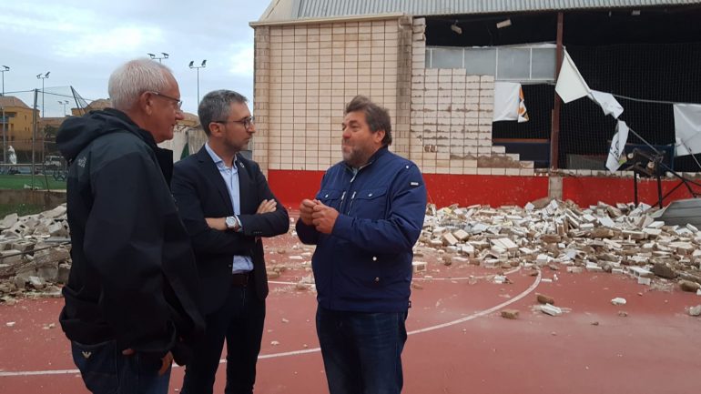 El conseller Arcadi España junto alcalde de Dénia Vicent Grimalt en la visita al Polideportivo