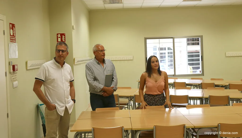 El director del CEIP Pou de la Muntanya, Sergi Mallol, muestra el centro provisional al alcalde y concejala