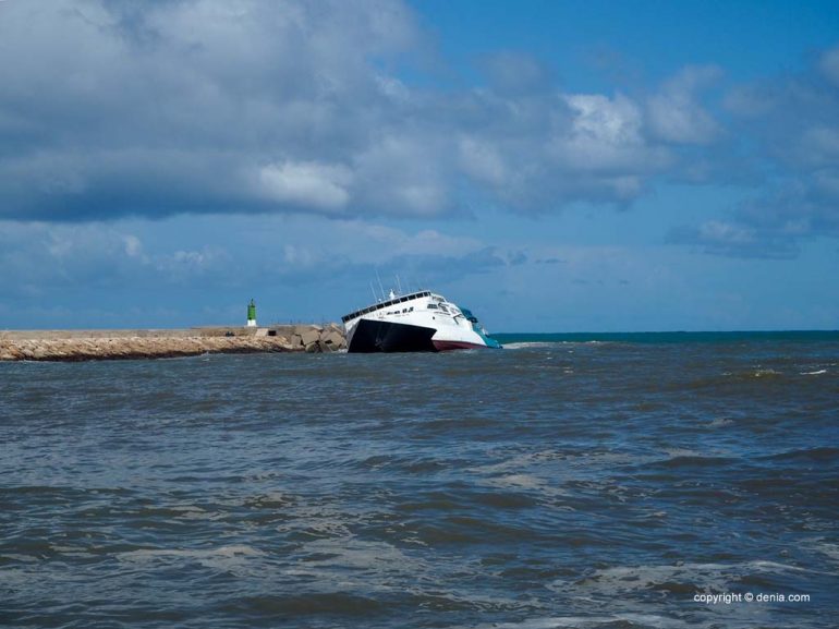 El ferry Pinar del río en el puerto de Dénia