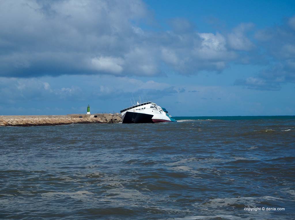El fuerte temporal hunde parte del ferry Pinar del Río encallado en el puerto de Dénia 1 Imagen: El ferry Pinar del río en el puerto de Dénia