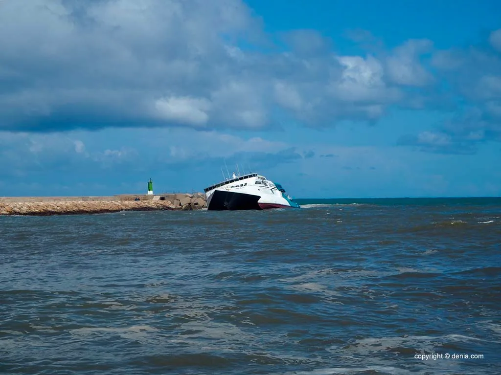 Imagen: El ferry Pinar del río en el puerto de Dénia