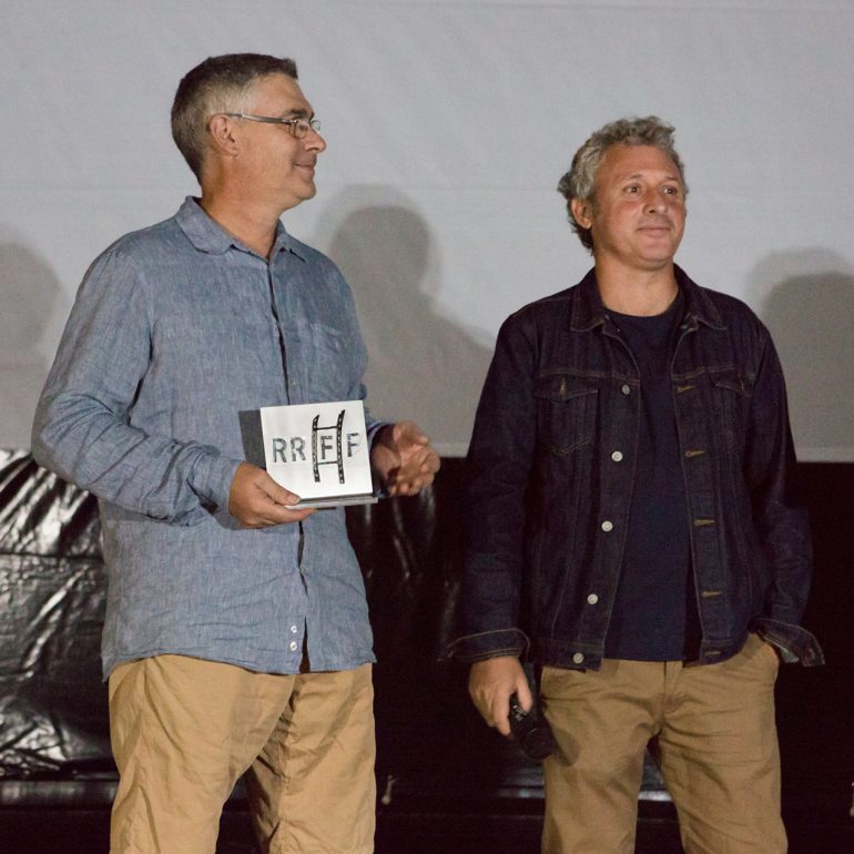 El Presidente del Cine Club Pessic y su portavoz Romualdo Soler, reciben el homenaje del Riurau Film Festival