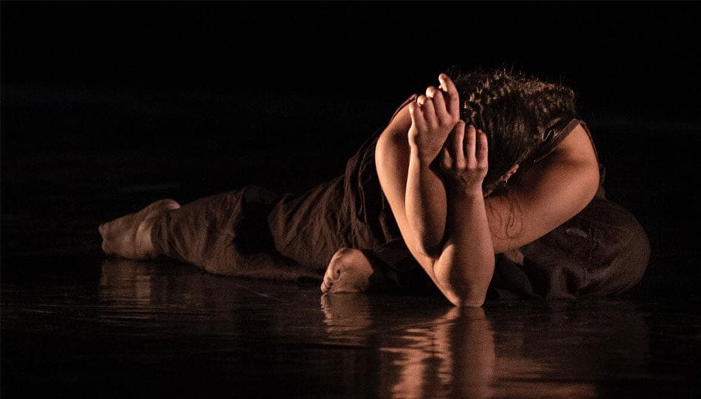 Imagen: Elena Sevilla bailando danza contemporánea. Fotografía Germán Antón