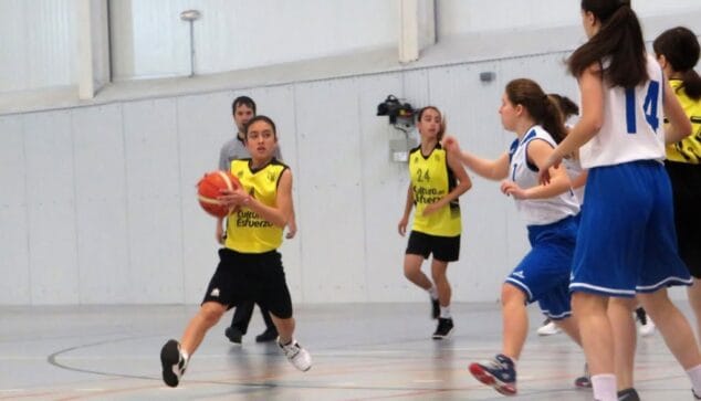 entrada a canasta de una infantil del denia basquet