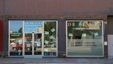 Entrada a las instalaciones de academia de repaso en Dénia – De Pe A Pa Clases Particulares