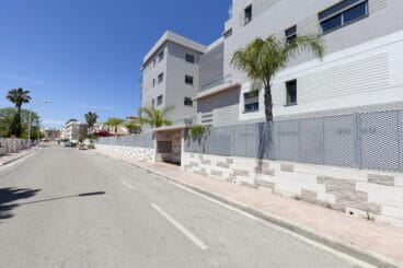 Fachada de apartamento de alquiler vacacional en Oliva Nova – Quality Rent a Villa