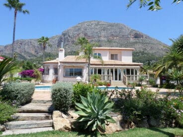 Fachada de una villa clásica en venta en el Montgó – Promociones Denia, S.L.