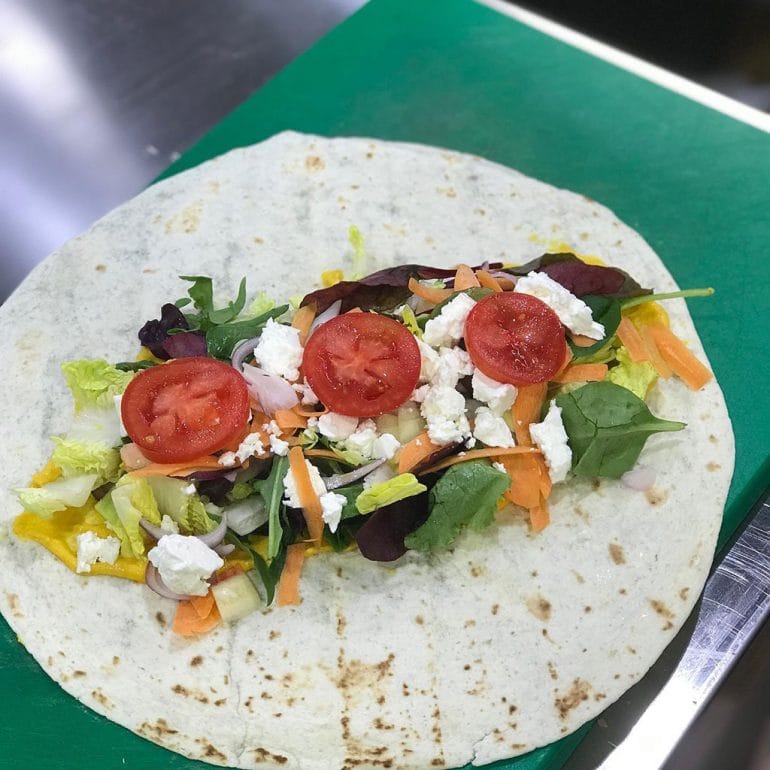 Wrap antes de cerrar, en plena elaboración - Frutas y verduras Orozco