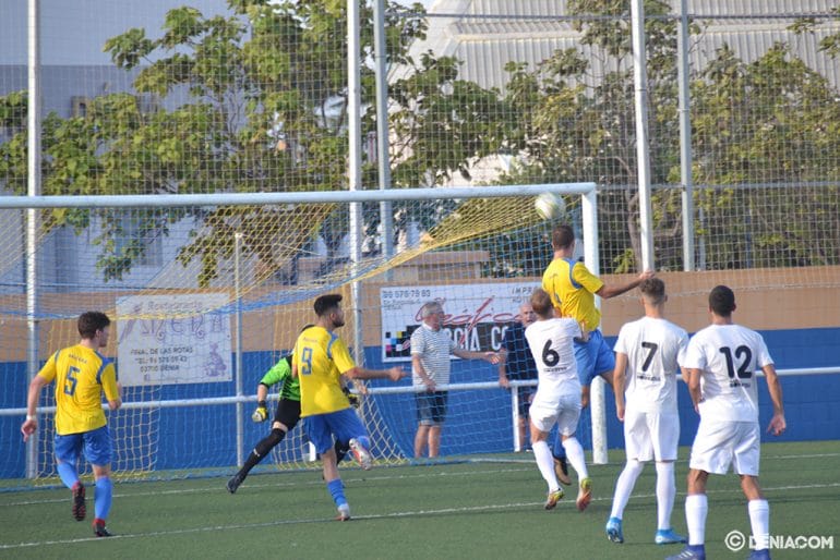 Ferrán remantando sobre el marco del Sueca