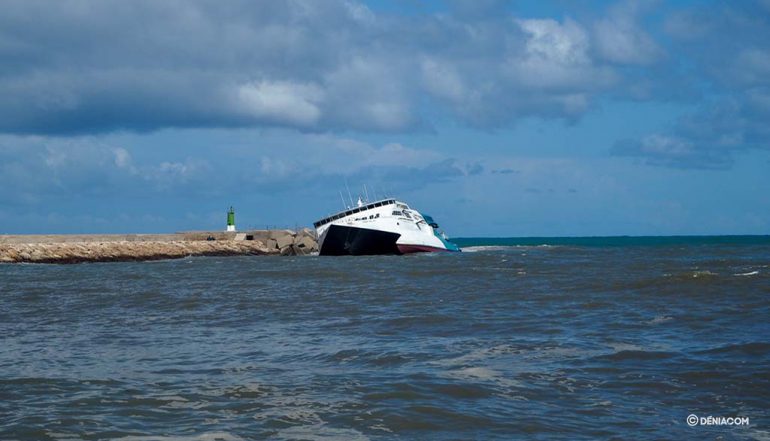 Ferry Pinar del Río medio hundido en la bocana del puerto