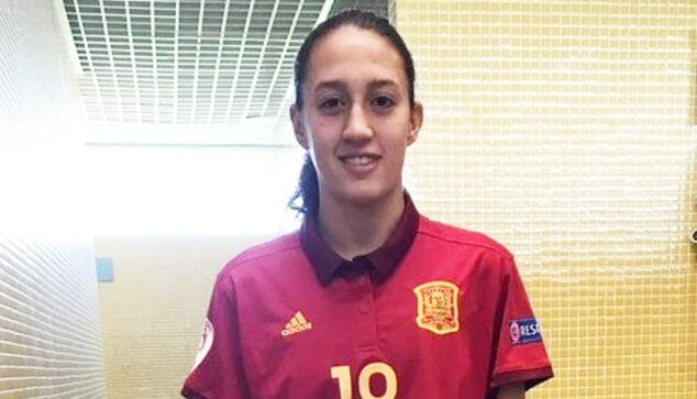 fiamma benitez con la camiseta nacional e1567759070247