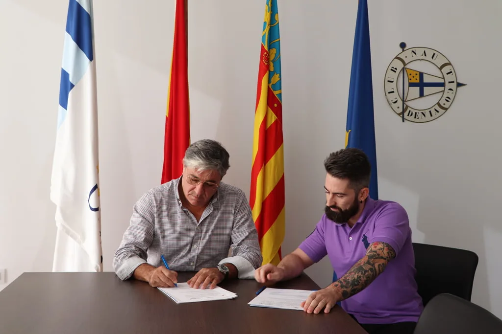 Creama y Real Club Náutico Dénia colaborarán en la formación de jóvenes 2 Imagen: Firma acuerdo colaboración Creama Dénia