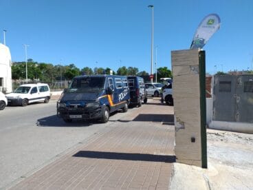 furgones de la policia durante la redada