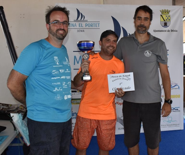 Rubén Sellés alzando el trofeo de ganador