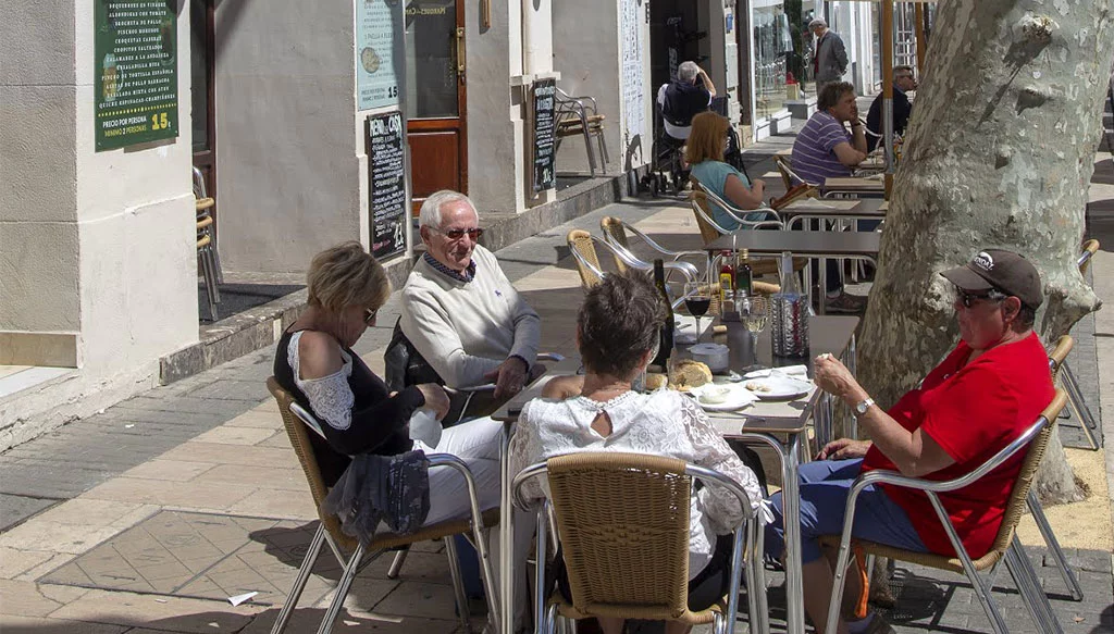 Gente en la terraza del Restaurante Amazing en Dénia
