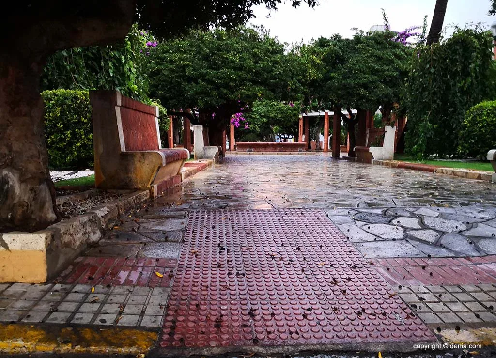 Dénia registra durante la noche 15 litros de lluvia y rachas de viento de 65 km/h 1 Imagen: Glorieta País Valencià de Dénia