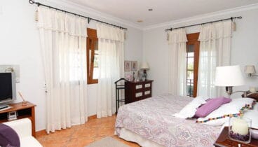 Habitación principal con baño y vestidor – Lluna Dénia