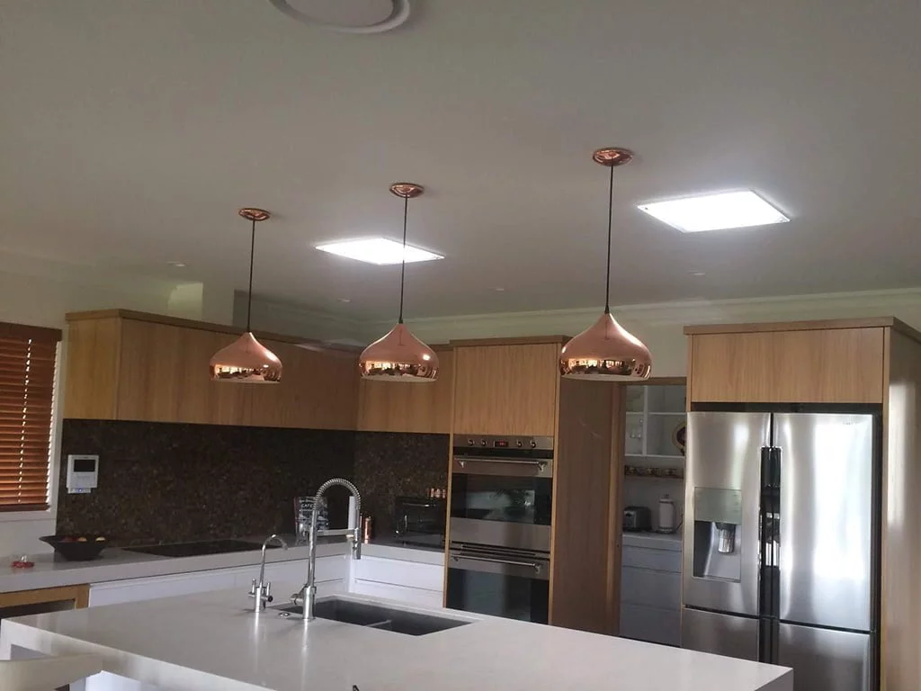 Instalación de iluminación en una cocina doméstica – Solatube Levante