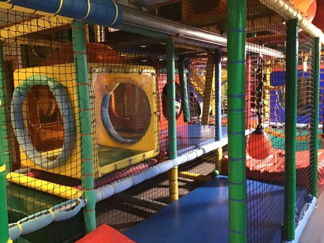 interior del parque infantil mon blau