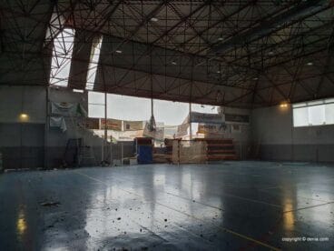 interior del polideportivo de denia tras el tornado