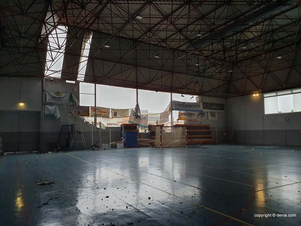 Interior del Polideportivo de Dénia tras el tornado