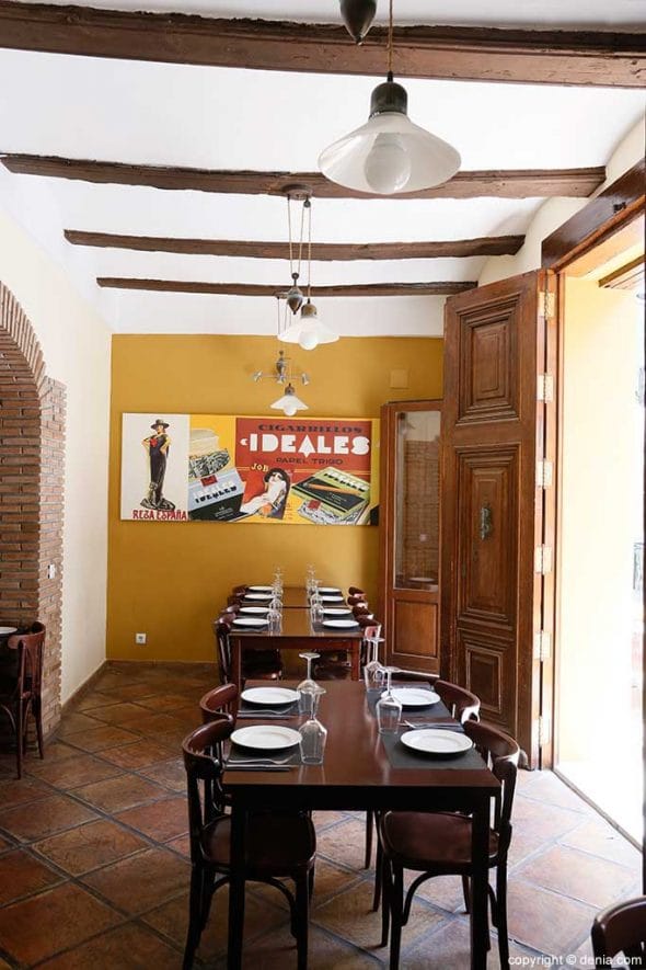 interior taberna sevillana