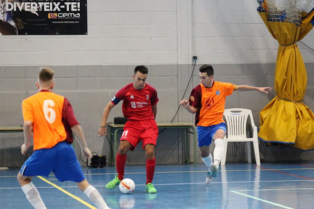 Arrancó bien la pretemporada del Paidos-F. Fernández Luna pese a caer ante el Valencia FS (2-4) 2 Imagen: Isaac pasando la pelota a un compañero