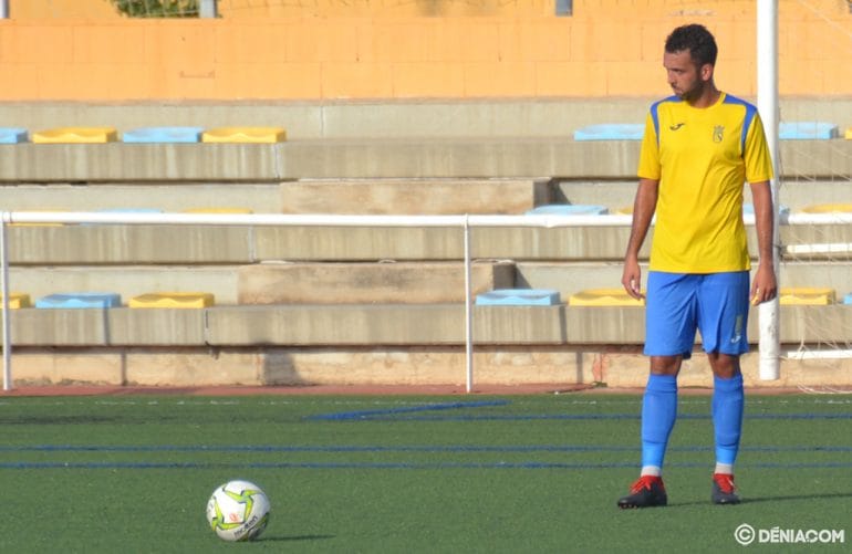 Javi Santafé lanzando una falta