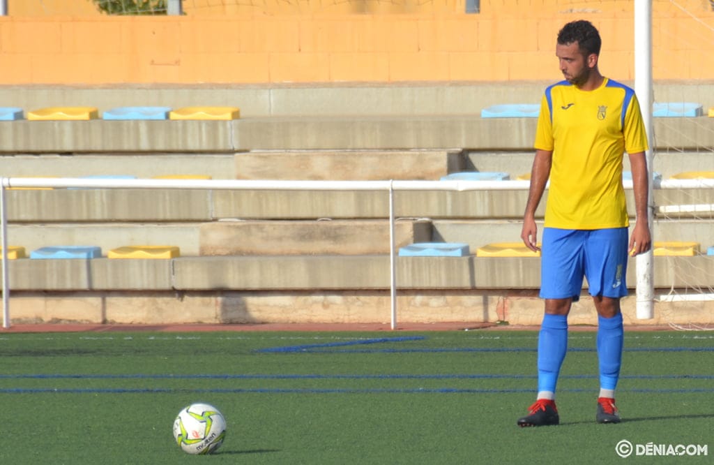 Imagen: Javi Santafé lanzando una falta