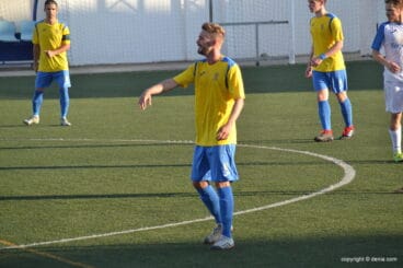 Jordi colocando a sus compañeros