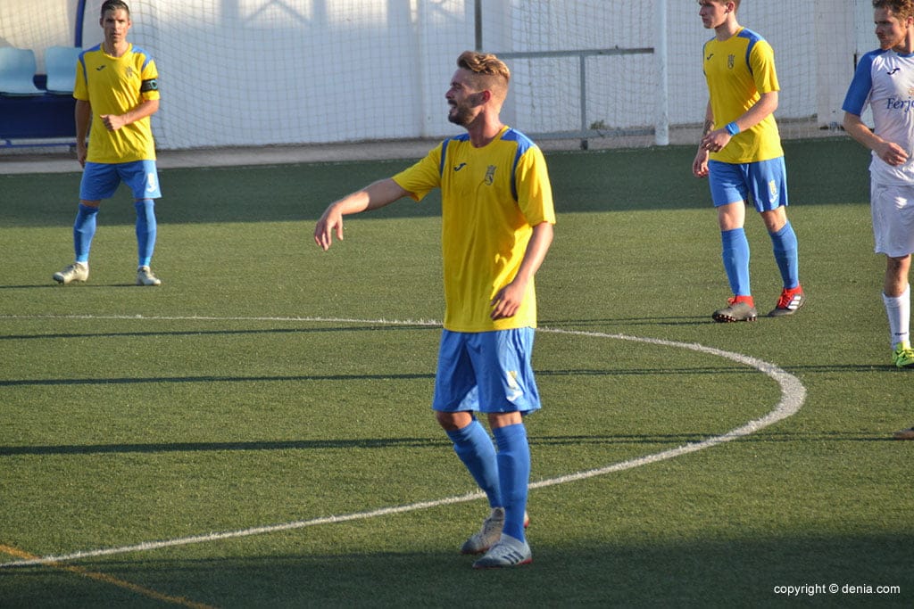jordi colocando a sus companeros