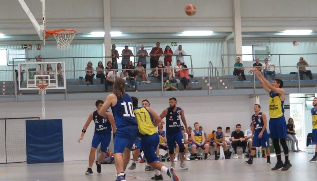 Imagen: Jugador del Dénia Básquet tirando al aro