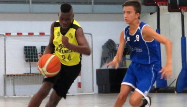 jugador dianense botando la pelota 1