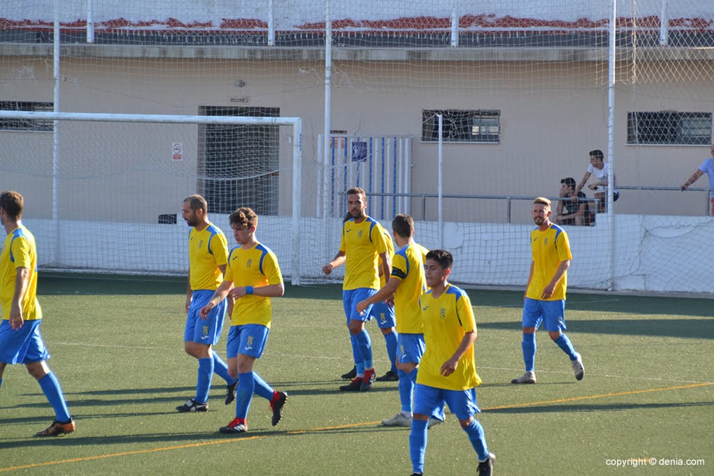 Imagen: Jugadores del CD Dénia tras marcar en Llosa