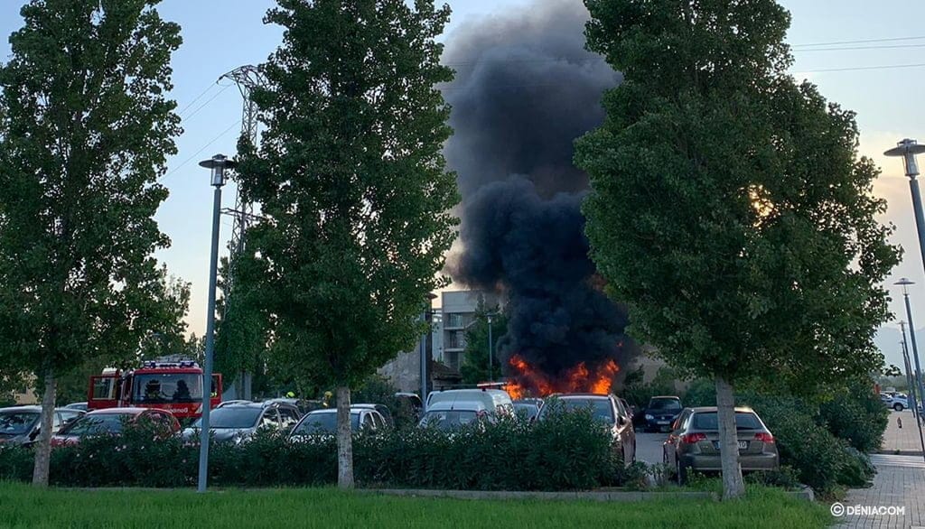 Imagen: Las llamas han afectado a otros 3 vehículos