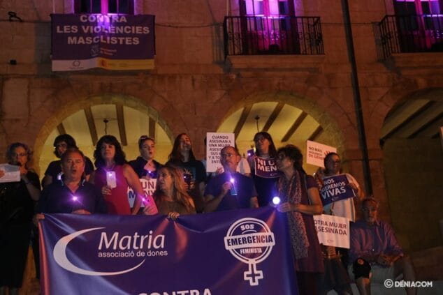 las luces violetas iluminan la noche de denia